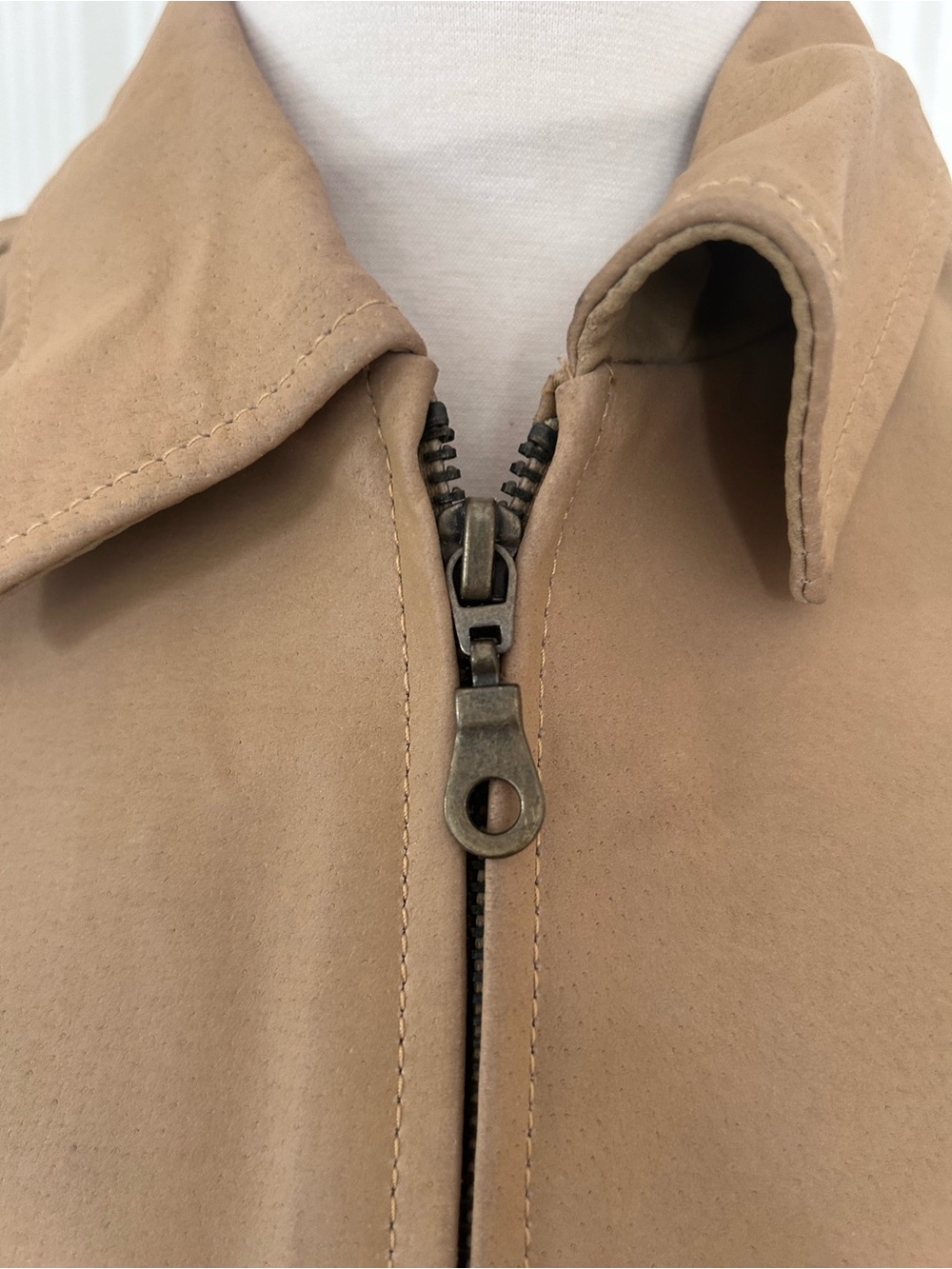 Vintage AMI 100% Genuine Leather Tan Sleeveless Zip Front Collared Vest Small - Picture 6 of 9